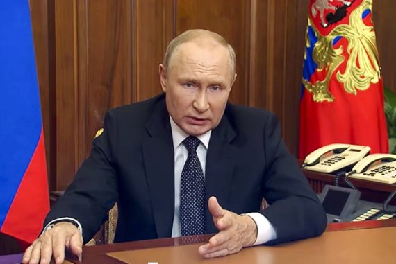 [모스크바=AP/뉴시스] 블라디미르 푸틴 러시아 대통령이 지난 21일(현지시간) 모스크바에서 대국민 연설을 통해 부분 동원령을 발표하고 있다. 푸틴 대통령은 러시아의 주권과 영토를 보전하고, 국민의 안전을 보장하기 위해 부분 동원령을 채택했다고 밝혔다. 2022.09.21.