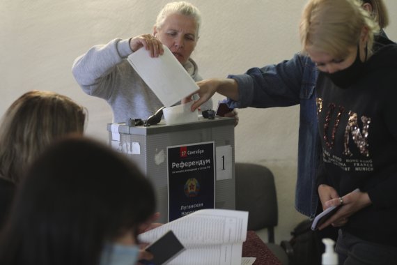[볼고그라드(러시아)=AP/뉴시스]러시아가 장악 중인 우크라이나 4개 지역(도네츠크·루한스크·자포리자·헤르손주)에서 러시아 영토 편입 찬반을 묻는 주민투표가 23일(현지시간) 시작됐다. 러시아 볼고그라드에 마련된 영외 투표소에서 루한스크 주민이 투표하고 있다. 2022.09.23