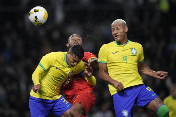 [르아브르=AP/뉴시스] 브라질의 히샬리송(오른쪽)이 24일(한국시간) 프랑스 르아브르에서 열린 가나와 평가전에서 헤더로 팀의 세 번째 골을 넣고 있다. 2022.09.24.