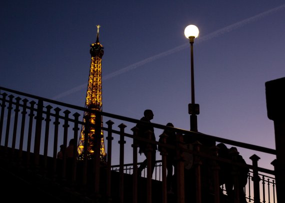 [파리=AP/뉴시스] 지난 2월 9일 시민들이 에펠탑 옆 다리를 걷는 모습. 2022.09.14.