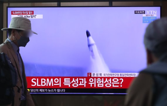 북한이 잠수함발사탄도미사일(SLBM) 1발을 발사한 지난 5월 7일 서울 중구 서울역 대합실 TV에 관련 뉴스가 나오고 있다. 사진=뉴스1