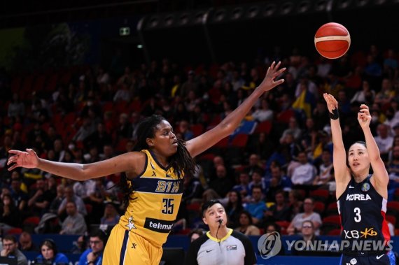 3점 슛 던지는 강이슬 epa10203272 Jonquel Jones of Bosnia and Herzegovina attempts to block a shot from Leeseul Kang of the Republic of Korea during the 2022 FIBA Women's Basketball World Cup match between Bosnia and Herzegovina and Korea at Qudos Bank Arena in Sydney, Australia, 24 September 2022. EPA/JAMES