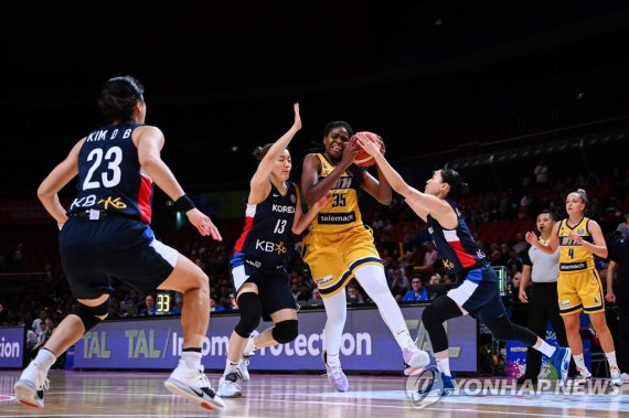 존쿠엘 존스 막는 한국 선수들 epa10203175 Jonquel Jones (C) of Bosnia and Herzegovina drives to the basket during the 2022 FIBA Women's Basketball World Cup match between Bosnia and Herzegovina and Korea at Qudos Bank Arena in Sydney, Australia, 24 September 2022. EPA/JAMES GOURLEY AUSTRALIA AND NEW ZEALAND OUT