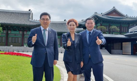 한국농수산식품유통공사 김춘진 사장(왼쪽)이 23일 서울에서 미국 뉴욕주 5선 하원의원인 론 킴 의원(오른쪽)과 뉴욕한인회장을 역임한 김민선 미주한인이민사박물관 관장을 만나 미국 연방 의회 차원의 '김치의 날' 제정 통과를 위해 함께 힘써 줄 것을 요청하고 기념촬영을 하고 있다.