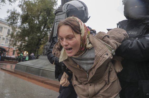 epaselect epa10203675 Russian policemen detain a person taking part in an unauthorized protest against Russia's partial military mobilization due to the conflict in Ukraine, in downtown Moscow, Russia, 24 September 2022. Russian President Putin announced in a televised address to the nation on 21 Se