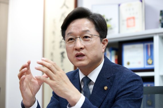 [서울=뉴시스] 김선웅 기자 = 강병원 더불어민주당 의원이 지난 7월12일 서울 여의도 국회 의원회관 내 의원실에서 뉴시스와 인터뷰를 하고 있다. 2022.07.13. mangusta@newsis.com