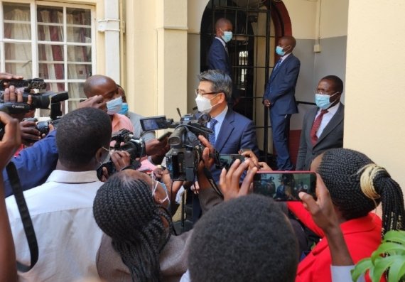 송호성 기아 사장이 지난 21일 짐바브웨공화국 수도 하라레 위치한 정부종합청사에서 콘스탄티노 치웬가 짐바브웨 부통령과 면담한 후 청사 앞에서 현지 언론들을 만나 인터뷰하고 있는 모습. 현대차 제공.