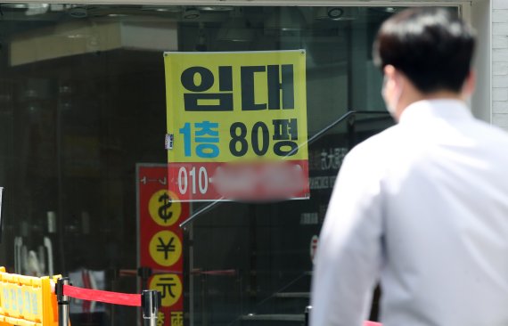 최근 물가·금리·환율 '3고'로 자영업자들의 폐업이 속출하고 있는 가운데 서울 중구 명동 상가에 '임대' 홍보 간판이 붙어 있다. /뉴스1