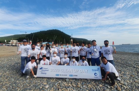 23일 부산시 영도구 감지해변에서 진행된 ‘국제 해안 클린업데이’ 행사에서 동원산업 직원들이 기념 촬영을 하고 있다.j