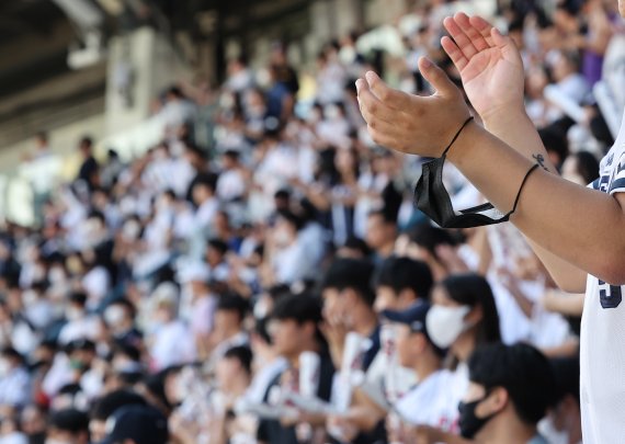 입국 후 검사·확진자 격리 의무 등 추가 완화 빨라질듯 [실외마스크 해제… 다음 수순은]