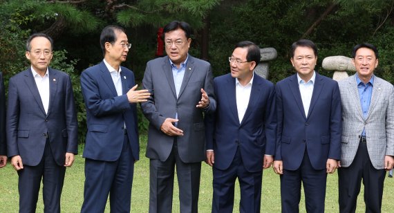 한덕수 국무총리와 국민의힘 정진석 비상대책위원장, 주호영 원내대표(왼쪽 두번째부터)가 25일 서울 종로구 총리공관에서 열린 제4차 고위당정협의회에 앞서 대화하고 있다. 사진=김범석 기자