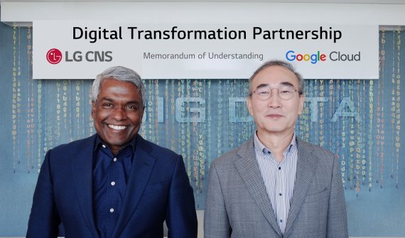 LG CNS 김영섭 사장(오른쪽)과 구글 클라우드 토마스 쿠리안 CEO가 디지털전환 파트너십(DTP) 체결 후 기념촬영을 하고 있다. LG CNS 제공