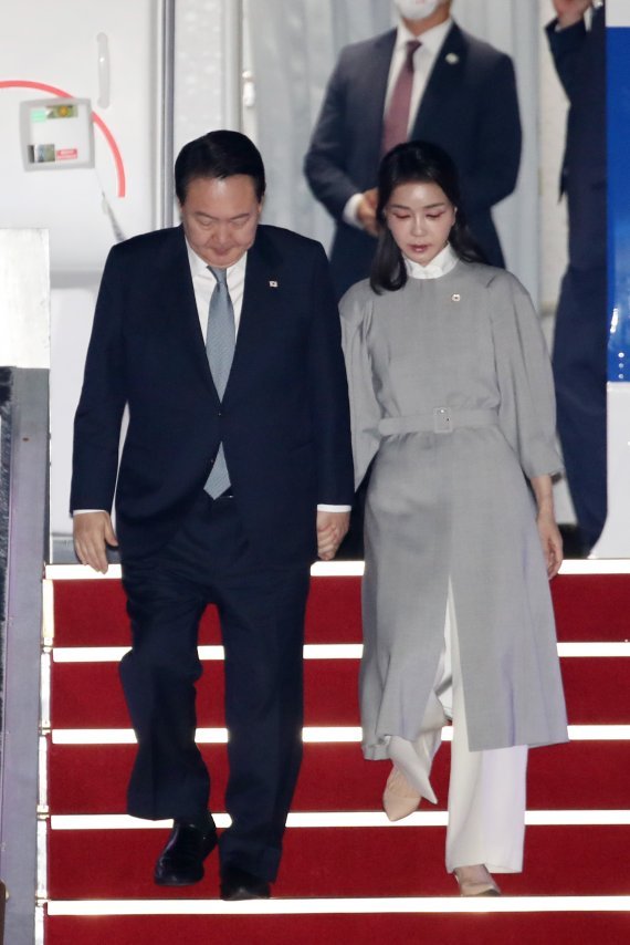 O presidente Yoon Seok Yeol e a primeira-dama Kim Geun Hee, que terminaram sua turnê pelo Reino Unido, Estados Unidos e Canadá, voltaram para casa do Aeroporto Internacional de Seul em Seongnam, província de Gyeonggi, na tarde de 24. Notícias 1