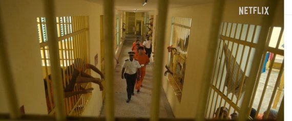 넷플리스 드라마 '수리남'에서 주인공 강인구(하정우)가 음모에 말려 교도서에 수감되는 장면. 실제 교도소에서 재소자들을 출연시켜 사실적으로 찍었다. (수리만 공식 예고편 갈무리) ⓒ 뉴스1