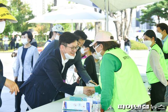 김병수 김포시장 25일 ‘2022년 제15회 김포 세계인 큰잔치’ 자원봉사자-행사진행 관계자 격려. 사진제공=김포시