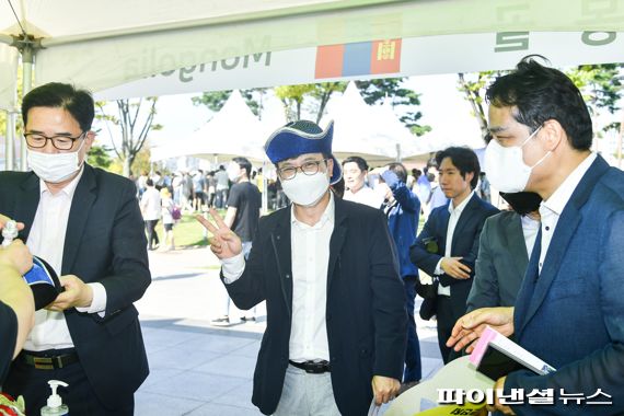 김병수 김포시장 25일 ‘2022년 제15회 김포 세계인 큰잔치’ 몽골문화체험 부스 방문. 사진제공=김포시