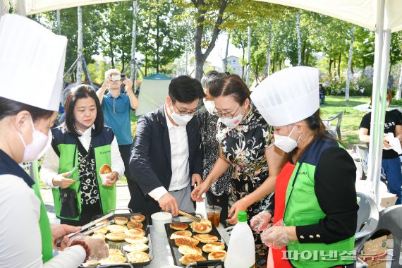 김병수 김포시장 25일 ‘2022년 제15회 김포 세계인 큰잔치’ 중국문화체험 부스 방문. 사진제공=김포시