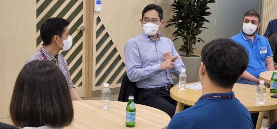 이재용 삼성전자 부회장이 19일 경기도 화성캠퍼스에서 임직원들과 간담회를 하고 있다. (삼성전자 제공) 2022.8.19/뉴스1