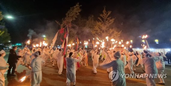 신명 나는 강릉문화재야행 신명 나는 강릉문화재야행 (강릉=연합뉴스) 유형재 기자 = 12일 강원 강릉대도호부관아에서 열린 강릉문화재야행에서 오랫동안 지역에서 전승되고 있는 하평답교놀이(강원도무형문화재 제10호)가 신명 나게 펼쳐지고 있다. 2021.11.12 yoo21@yna.co.kr (끝)