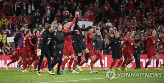 프랑스전 승리에 기뻐하는 덴마크 선수들 Soccer Football - UEFA Nations League - Group A - Denmark v France - Parken Stadium, Copenhagen, Denmark - September 25, 2022 Denmark players celebrate after the match REUTERS/Fabian Bimmer