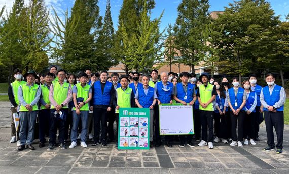 NH농협은행 및 한국환경공단 임직원들이 지난 23일 인천 아라뱃길에서 플로깅(Plogging) 환경 정화 활동과 온실가스 감축을 위한 시민 참여 캠페인을 실시하기 전 기념촬영을 하고 있다. NH농협은행 제공