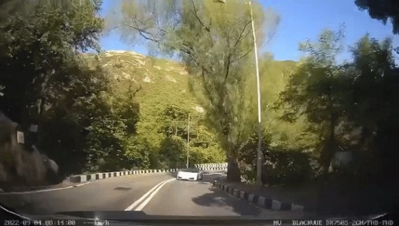 홍콩에서 일어난 급커브길 사고. 오토바이가 엄청난 속도로 달리다가 람보르기니와 충돌했다. (유튜브 갈무리)