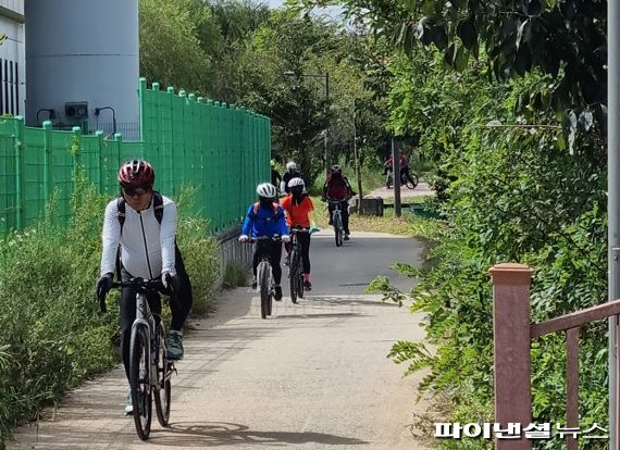 부천시자전거연합회 20일 부천시 주요 자전거 시책 홍보와 굴포천 자전거길 환경정화활동 전개. 사진제공=부천시