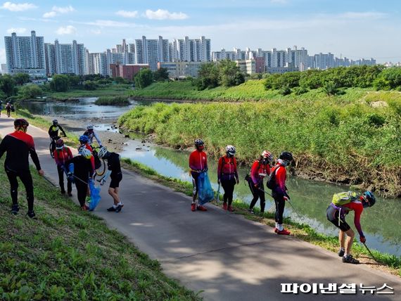 부천시자전거연합회 20일 부천시 주요 자전거 시책 홍보와 굴포천 자전거길 환경정화활동 전개. 사진제공=부천시