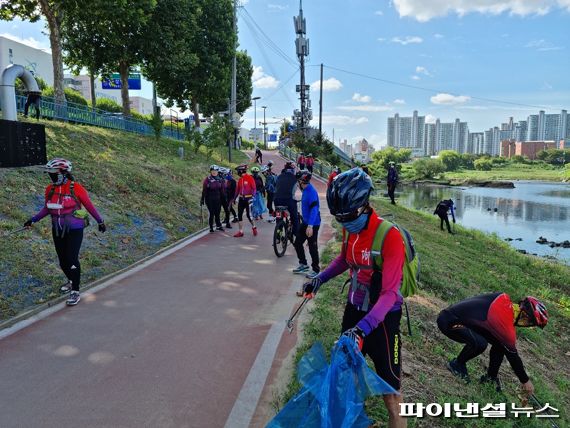 부천시자전거연합회 20일 부천시 주요 자전거 시책 홍보와 굴포천 자전거길 환경정화활동 전개. 사진제공=부천시