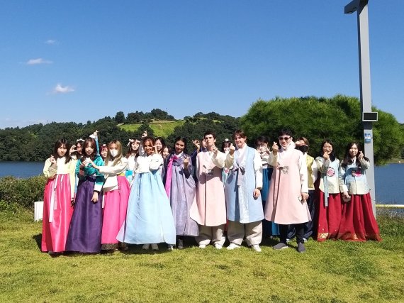 26일 충북 충주시는 건국대학교 글로컬캠퍼스 외국인 유학생을 대상으로 팸투어를 진행했다고 밝혔다. 사진은 탄금호를 배경으로 사진촬영을 하고 있는 유학생 모습.(충주시 제공)2022.9.26/뉴스1