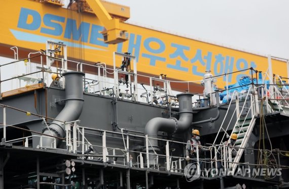 대우조선해양, 유상증자…한화에어로스페이스 등에 3자 배정 대우조선해양 유력 인수후보 한화 (서울=연합뉴스) 국내 조선 '빅3' 중 하나인 대우조선해양이 20년 넘는 기나긴 매각 작업 끝에 새 주인을 맞을 것으로 보인다. 기획재정부와 금융위원회, 산업통상자원부는 26일 산업경쟁력강화 관계장관회의를 열어 대우조선을 한화그룹에 매각하는 방안을 논의했다. 2001년 워크아웃(채무조정) 졸업 후 산업은행 관리를 받으며 민영화를 추진해온 대우조선은 2008년과 올해 각각 한화그룹과 현대중공업그룹에 인수될 뻔했으나 무산되면서 가시밭길을 걸어야 