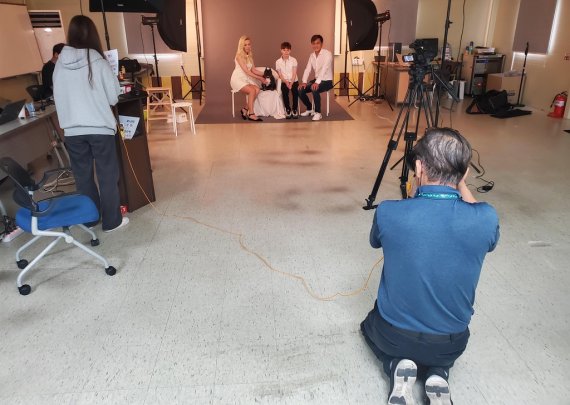 '다문화가족 사진 촬영 행사'에서 포즈 취하는 김나르기자 씨 가족 [촬영 이상서]