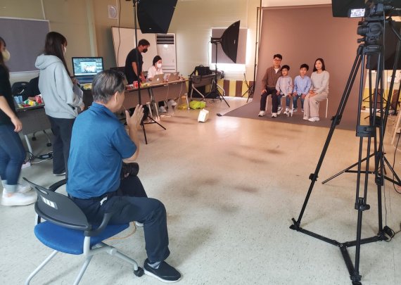 사진 촬영 중인 조영욱 작가 [촬영 이상서]