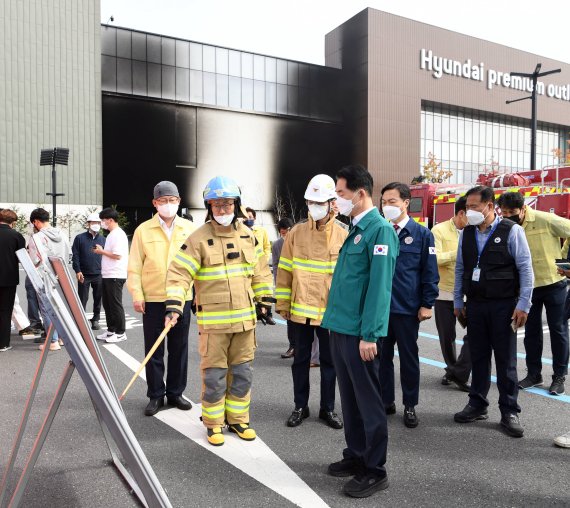 김성호 행정안전부 재난안전관리본부장이 26일 오전 대전 유성구 현대프리미엄 아울렛 지하주차장 화재 현장을 찾아 상황 보고를 받고 있다. (행안부 제공) 2022.9.26/뉴스1