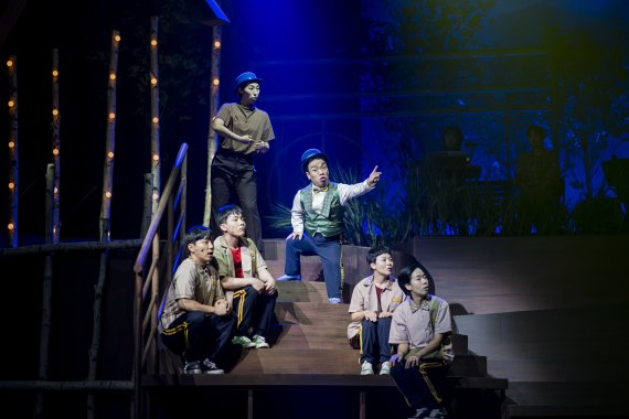 음악극 '합★체'의 배우들과 1:1로 매칭된 그림자 수어 배우가 무대에서 함께 연기를 하고 있다. 국립극장 제공