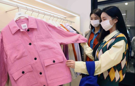 신세계백화점을 찾은 고객들이 여성의류 매장에서 가을 옷을 고르고 있다. 신세계백화점 제공