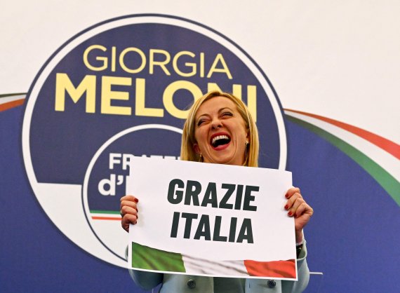 이탈리아 극우 정당 '이탈리아형제들(Fdl)'의 조르자 멜로니 대표가 26일(현지시간) 이탈리아 로마의 당 선거본부에서 "이탈리아에 감사하다"라고 적힌 팻말을 들고 있다. 과거 독재자 베니토 무솔리니를 추종하는 정치 단체 소속으로 이민과 유럽통합에 반대했던 멜로니는 25일 조기 총선에서 승리하고 사상 첫 여성 총리로 선출될 예정이다. AFP연합뉴스