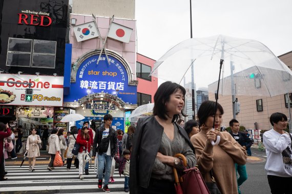 코로나19 이전 일본 도쿄 신주쿠 신오쿠보역 인근 한인타운이 일본 시민들과 관광객들로 붐비고 있는 모습. 2019.10.22/뉴스1 ⓒ News1