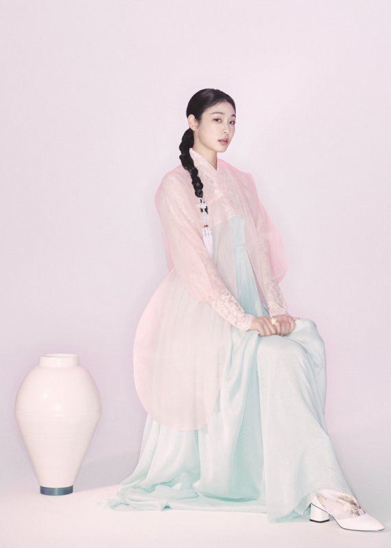 김연아가 디자인 개발에 참여한 한복, 런던 패션쇼에 올랐다