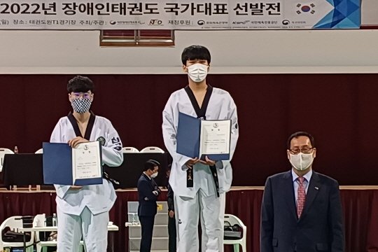 우석대 이동호 학생(사진 가운데) 최근 무주군 태권도원에서 열린 ‘2022년 국가대표 지체(K44)선수 선발대회’ 남자 –63kg부에 출전해 우승을 차지, 국가대표로 선발됐다.(우석대 제공)2022.9.27/뉴스1