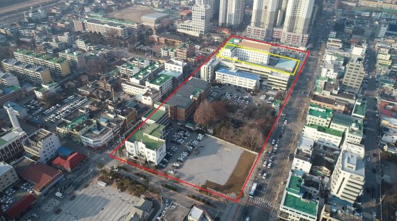 충북 청주시청 신청사 건립 부지(빨간 선) 내 무단 점유 중인 청주병원과 상가 2곳 부지(노란 선)./뉴스1