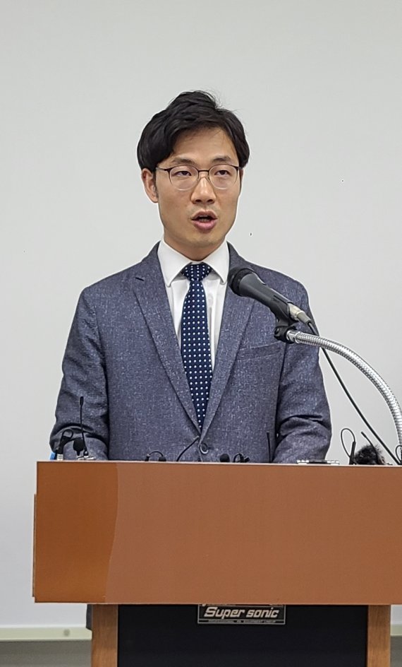 충북 청주시 신청사건립 TF팀장을 맡은 송태진 충북대학교 도시공학과 교수가 27일 청주시청 임시청사 브리핑실에서 TF팀 운영 결과를 발표하고 있다.2022.9.27/ⓒ 뉴스1 강준식 기자