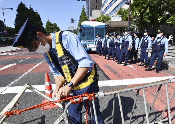 일본 경찰이 국장이 열리는 도쿄 니혼부도칸 인근 도로를 봉쇄하고 있다. /뉴시스
