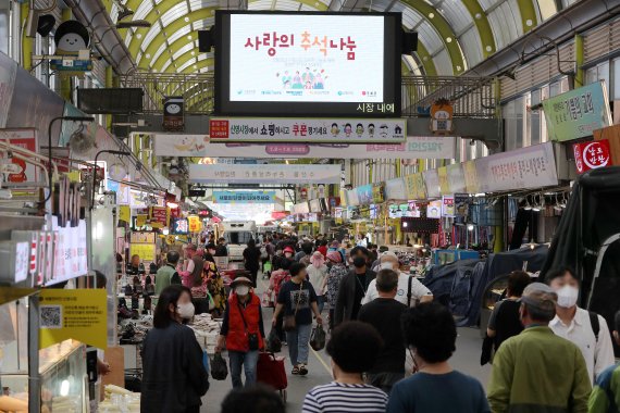 서울 양천구 신영시장이 시민들로 붐비고 있다. (뉴스1DB)) ⓒ News1 박세연 기자