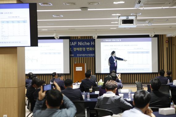 강석훈 산업은행 회장이 27일 서울 서초구 자동차회관에서 한국산업연합포럼(KIAF)주최로 열린 제4회 니치 아우어(Niche Hour)포럼에서 강연을 하고 있다. 한국산업연합포럼 제공.