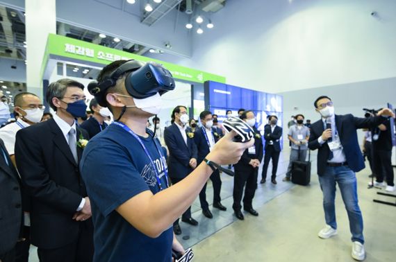 ▲지난해 열린 'K-ICT 위크 인 부산 2021'에서 관람객이 가상현실(VR) 기기를 체험하고 있다. /사진=AI 코리아 사무국