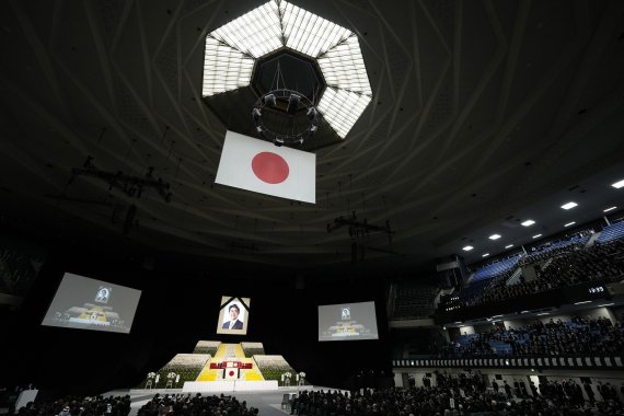27일 일본 도쿄에서 열린 근대사 최장수 지도자인 아베 신조 전 총리의 국장 위에 국기가 걸려 있다. 아베 총리는 지난 7월 암살됐다. /AP 뉴시스