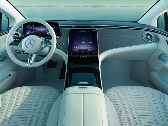 [서울=뉴시스]메르세데스-벤츠 준대형 전기 세단 '더 뉴 EQE 350+'.(사진=메르세데스-벤츠 코리아 제공) 2022.9.27 photo@newsis.com