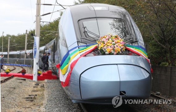 최고 시속 320㎞ 동력 분산식 고속차량 '현대로템 EMU-320 출고기념식' 최고 시속 320㎞ 동력 분산식 고속차량 '현대로템 EMU-320 출고기념식' (창원=연합뉴스) 김동민 기자 = 27일 오전 경남 창원시 성산구 현대로템에서 열린 '동력 분산식 고속차량(EMU-320) 출고기념식'에서 EMU-320가 철로로 들어오고 있다. 2022.9.27 image@yna.co.kr (끝)