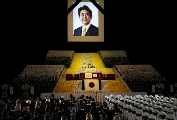 아베 신조 전 일본 총리의 영정 사진이 27일 도쿄의 닛폰부도칸 제단 위에 놓여 있다. 아베 전 총리의 국장이 고인 사망 81일 만에 거행됐다. /로이터 뉴스1
